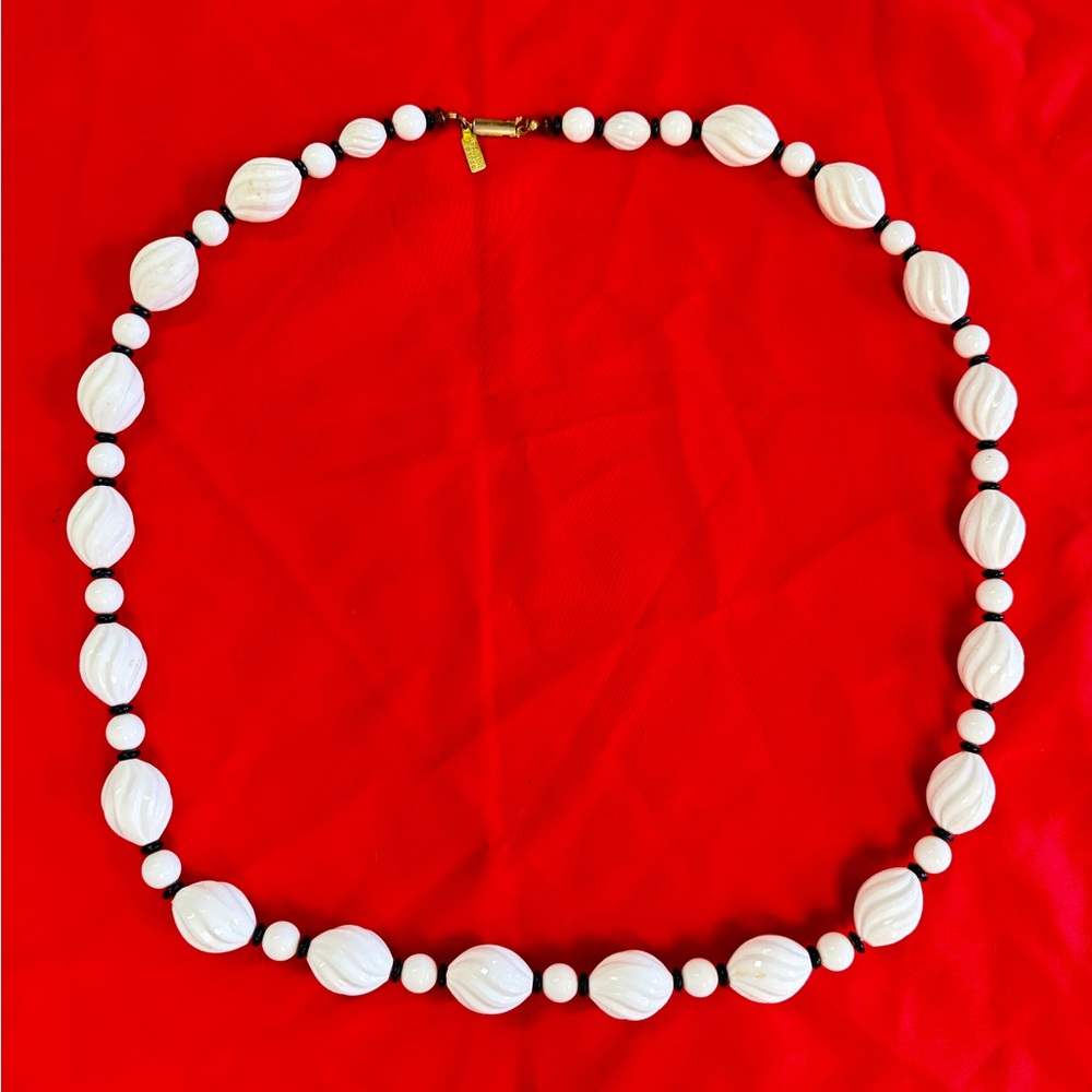 Vintage Pauline RADER White & Black Lucite Acrylic Signed Beaded Necklace
